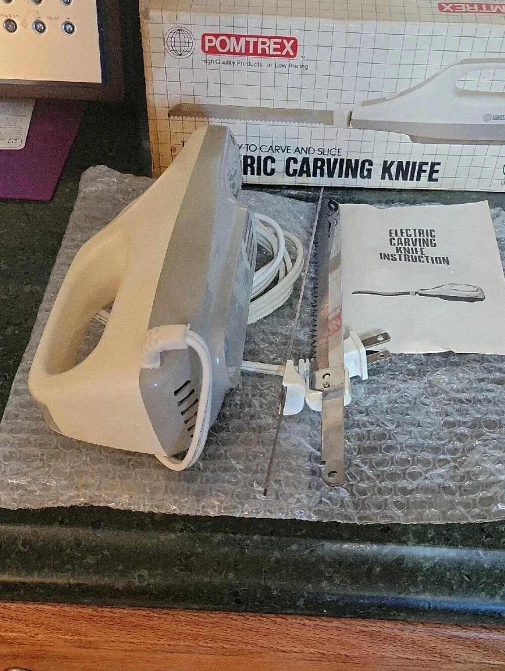 Vtg.PomtRex Electric Carving Knife - White .